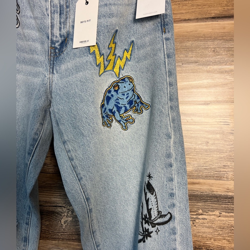 Forever 21 90's Fit Light Wash Patch Jeans NWT - Picture 2 of 4